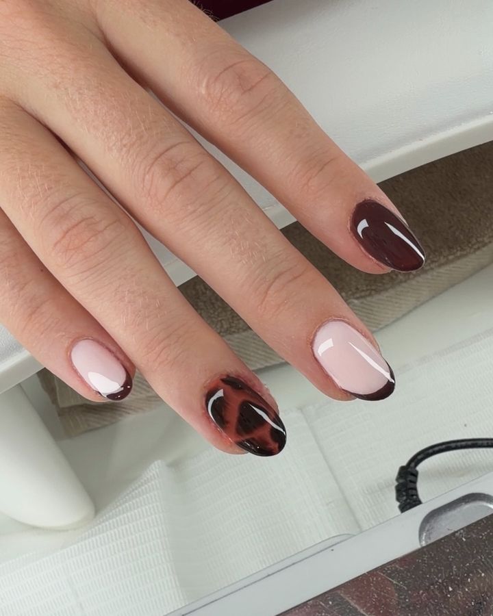 Bordeaux met tortoise nail art en French-rand